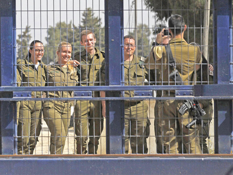 جنود إسرائيليون يتصورون على معبر القنيطرة أمس (أ ف ب)