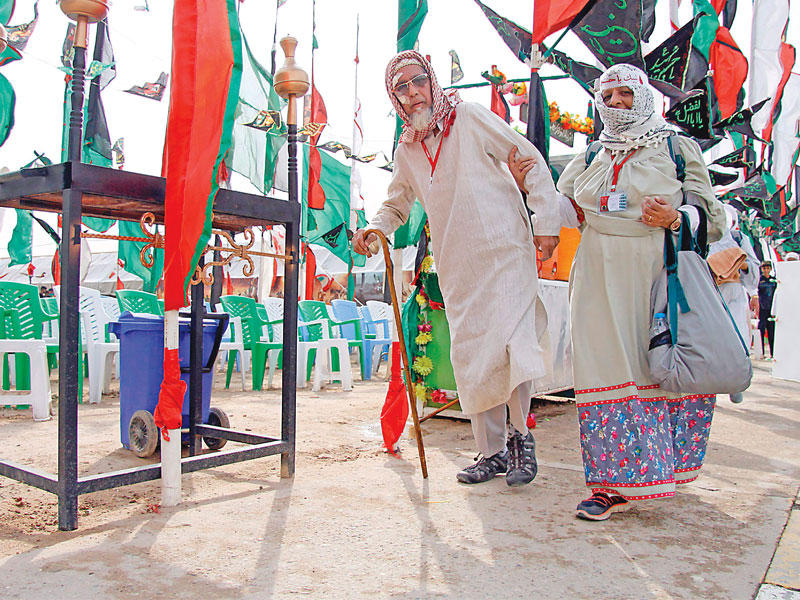 زوار شيعة يسيرون أمس من النجف باتجاه كربلاء لإحياء أربعين الإمام الحسين   (أ ف ب)