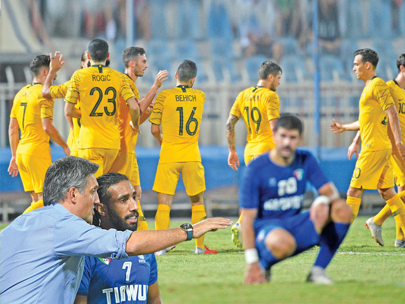 فرحة المنتخب الأسترالي وخيبة الأمل بادية على خالد محمد إبراهيم وفي الإطار جوزاك يوجه العنزي           (تصوير نوفل إبراهيم)