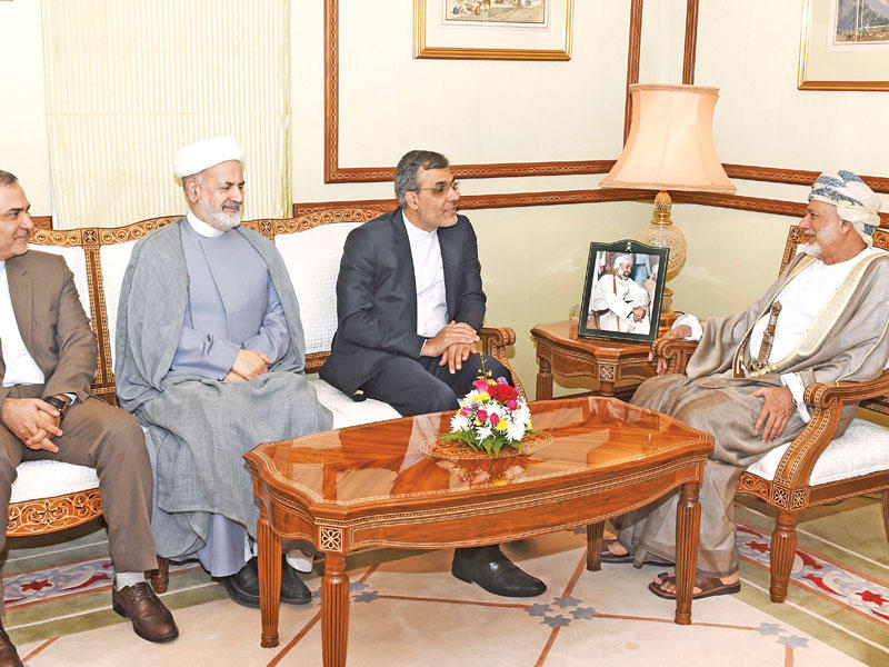 بن علوي مستقبلاً كبير مساعدي وزير الخارجية الإيراني في مسقط أمس (العمانية)