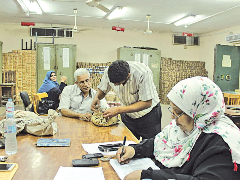 أثناء فحص اللجنة للعملات القديمةn