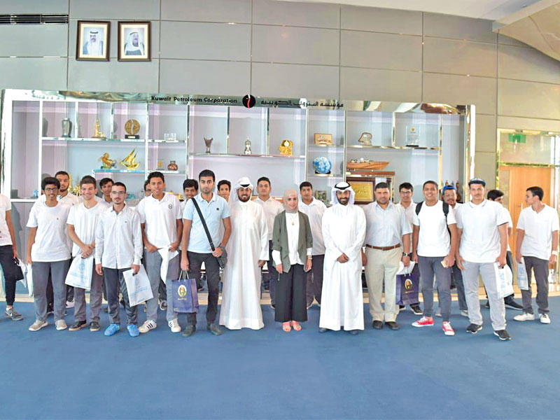 مسؤولو «النفط» و«الأبحاث» وطلبة ثانوية الواحة