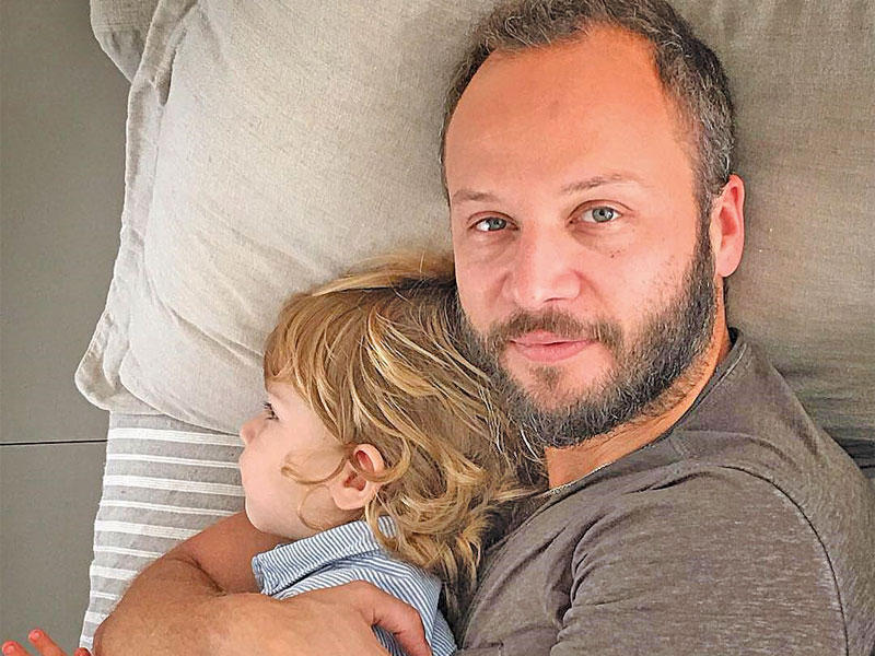 مكسيم خليل وابنه