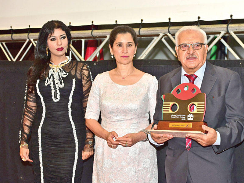 انتصار العلي والحسينان خلال تكريم حافظ عبد الرزاق 