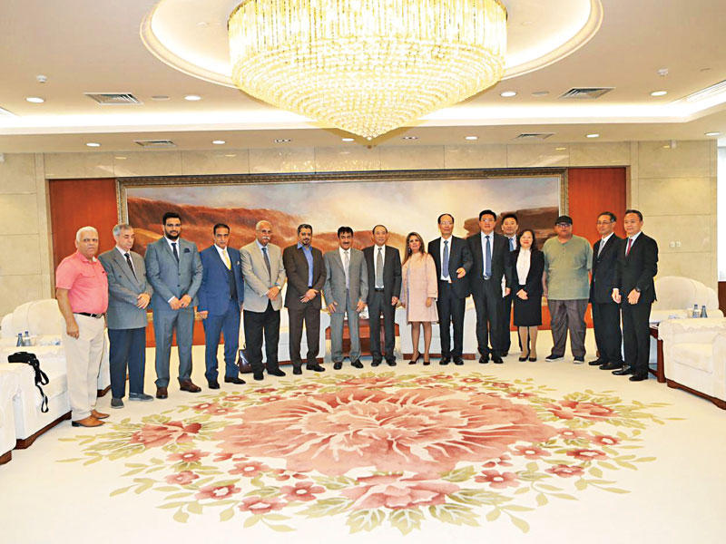 مسؤول «سينوبك» الصينية متوسطاً أعضاء الوفد الكويتي