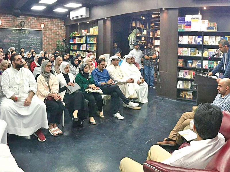 محمد النبهان أثناء الأمسية الشعرية 