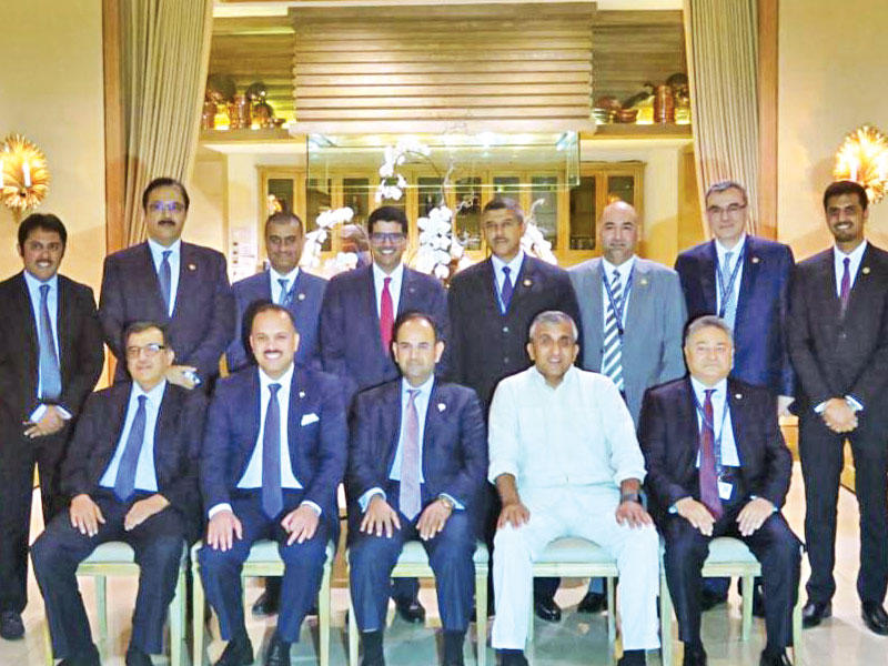 مازن الناهض متوسطاً وفد «بيتك» خلال لقائه د. نايف الحجرف بحضور د. محمد الهاشل والسفير الكويتي في إندونيسيا 