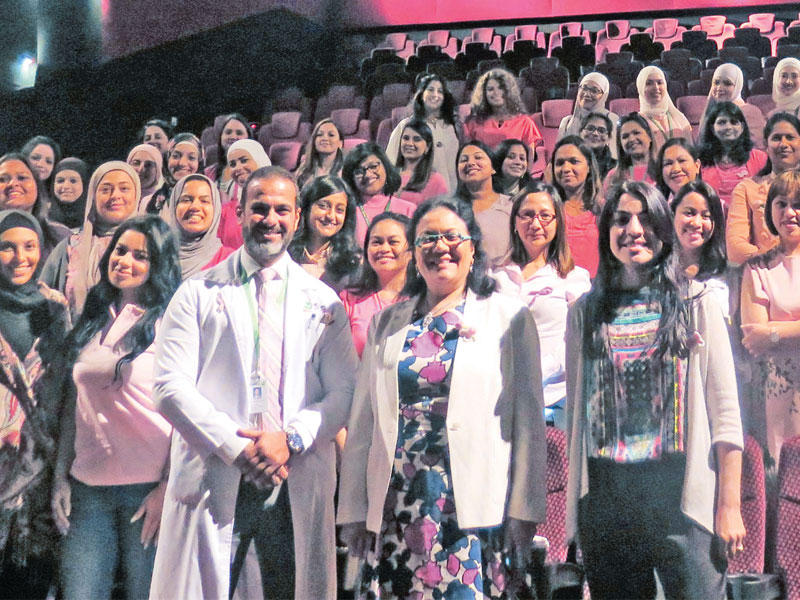 صورة جماعية لموظفات «صناعات الغانم» من د. نور الهدى كرماني ود. سامح عزيز بعد المحاضرة التوعوية 