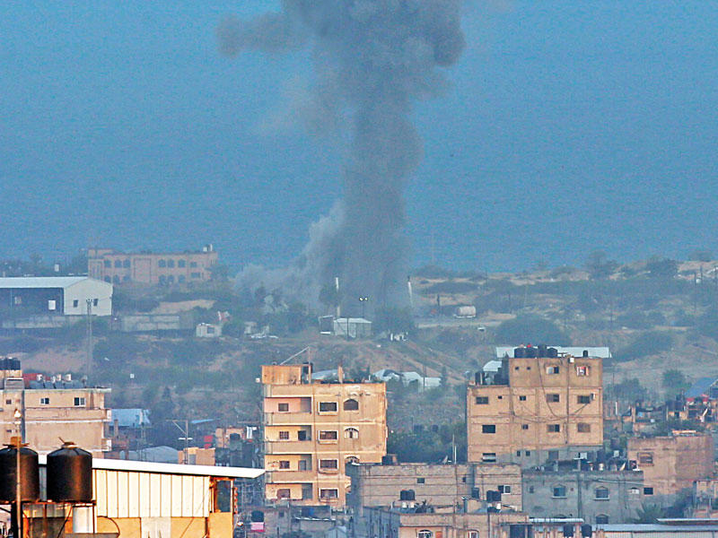 دخان الغارات الإسرائيلية يتصاعد من جنوب قطاع غزة أمس t(أ ف ب)
