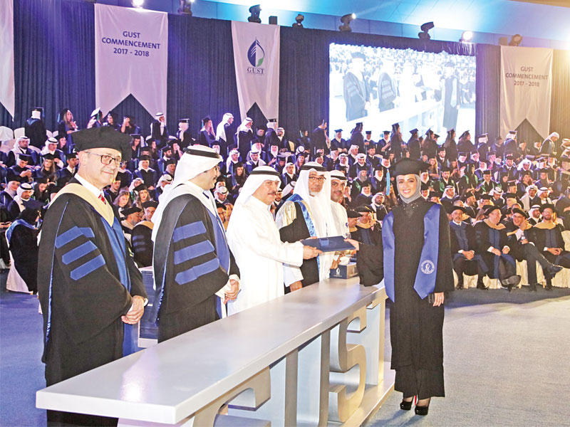 أبل مكرماً إحدى الخريجات