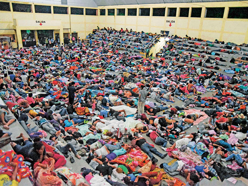 مهاجرون من هندوراس يستريحون في ملعب تابع لكنيسة كاثوليكية في غواتيمالا قبل إكمال طريقهم إلى الولايات المتحدة أمس الأول (أ ف ب)