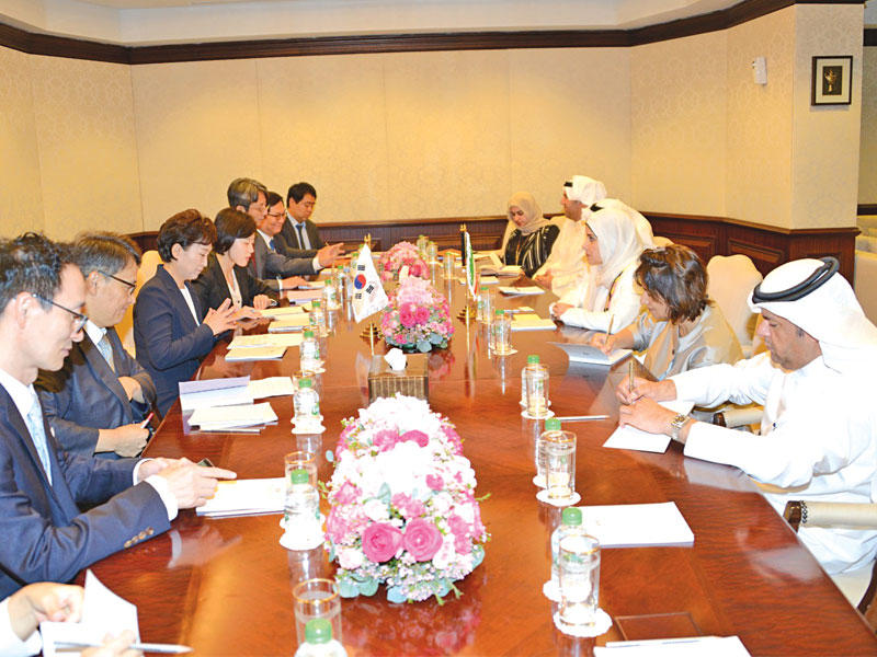 بوشهري خلال المباحثات مع وزيرة الأراضي الكورية أمس