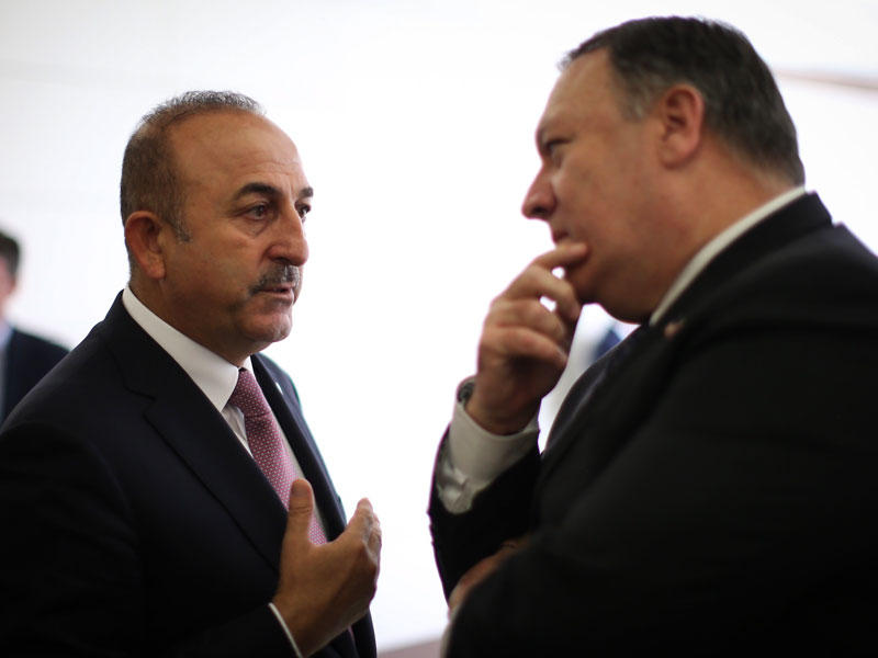 بومبيو وجاويش أوغلو في أنقرة أمس (أي بي ايه)