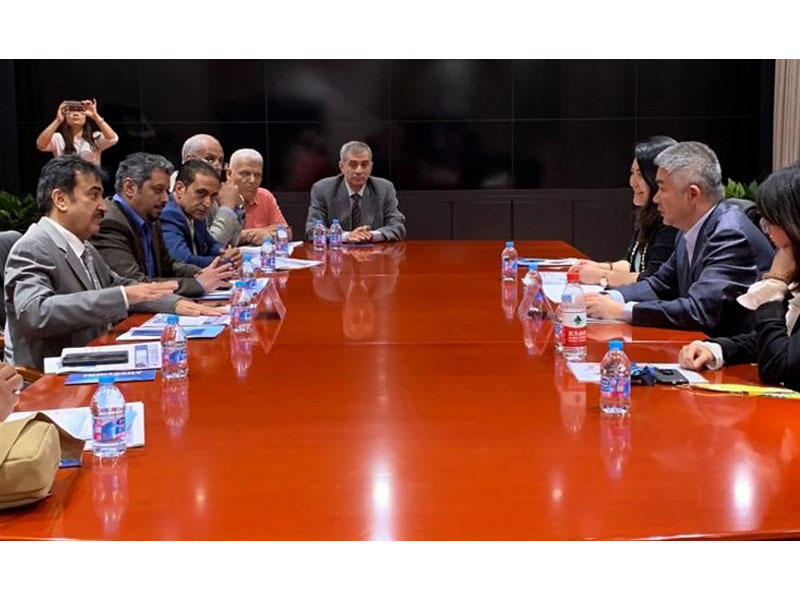  جانب من مباحثات الوفد الاعلامي الكويتي برئاسة نائب المدير العام لقطاع التحرير ورئيس تحرير وكالة الانباء الكويتية (كونا) سعد العلي مع اعلاميين صينيين 