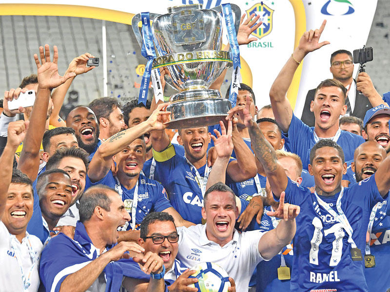 لاعبو كروزيرو خلال التتويج