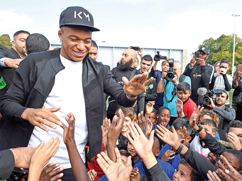 مبابي خلال زيارة مدينة بوندي