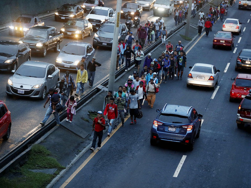 مهاجرون من هندوراس يمرون بحركة المرور إلى مقاطعة إيسكوينتلا للتوجه إلى الحدود مع المكسيك