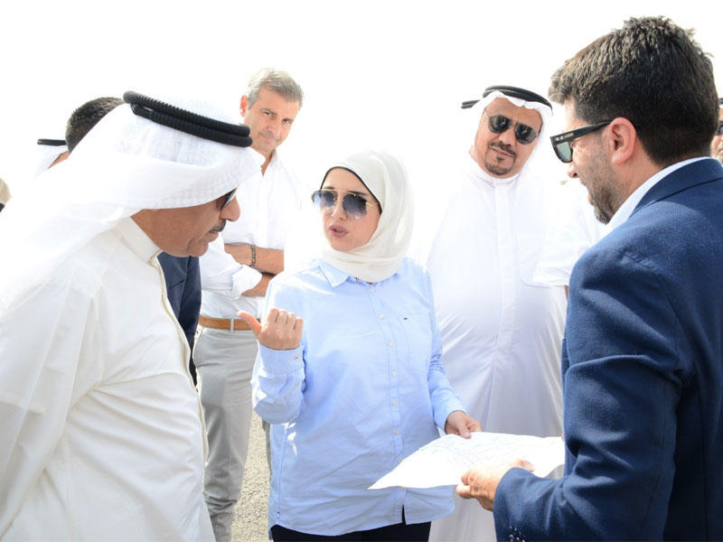 بوشهري خلال الجولة على مشروع مدينة المطلاع 