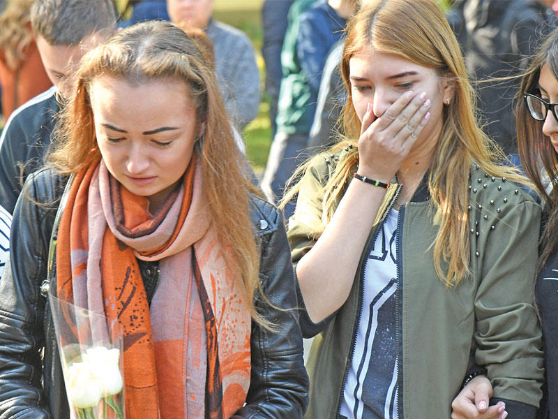 فتيات يبكين أمام المعهد في كيرتش أمس (اي بي آي)