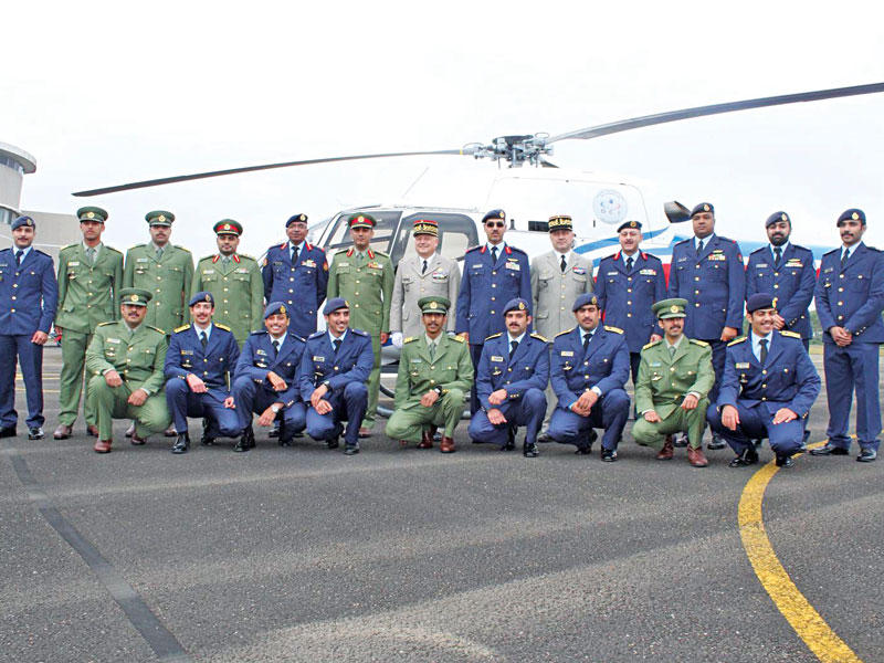 الرفاعي ومسؤولان فرنسيان يتوسطون الخريجين 