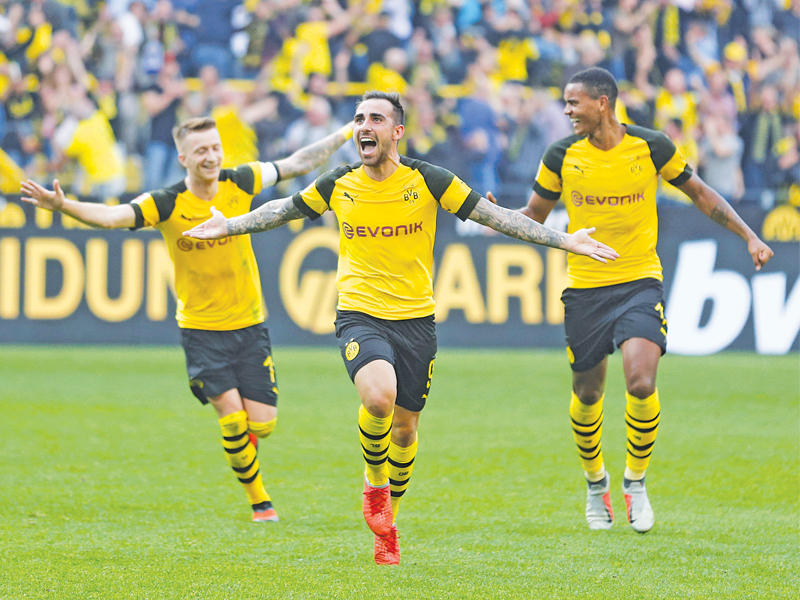 لاعبو دورتموند خلال مباراة سابقة