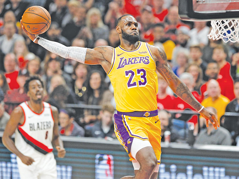 ليبرون جيمس نجم ليكرز