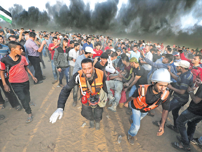 مهجرون سوريون من دير الزور والرقة في محيط مخيم عين عيسى حيث تتواجد فاعدة امريكية          (أ ف ب)