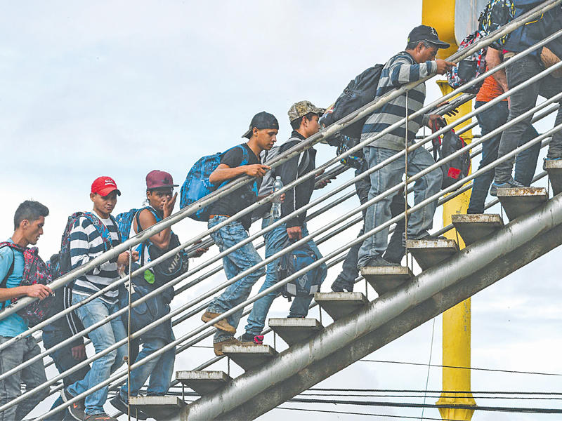 مهاجرون غير شرعيين من هندوراس على حدود غواتيمالا - المكسيك (ا ف ب)