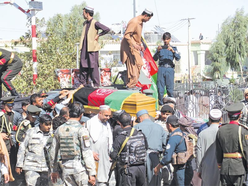 أفغان يشيعون الجنرال عبدالرزاق في قندهار أمس  (رويترز)