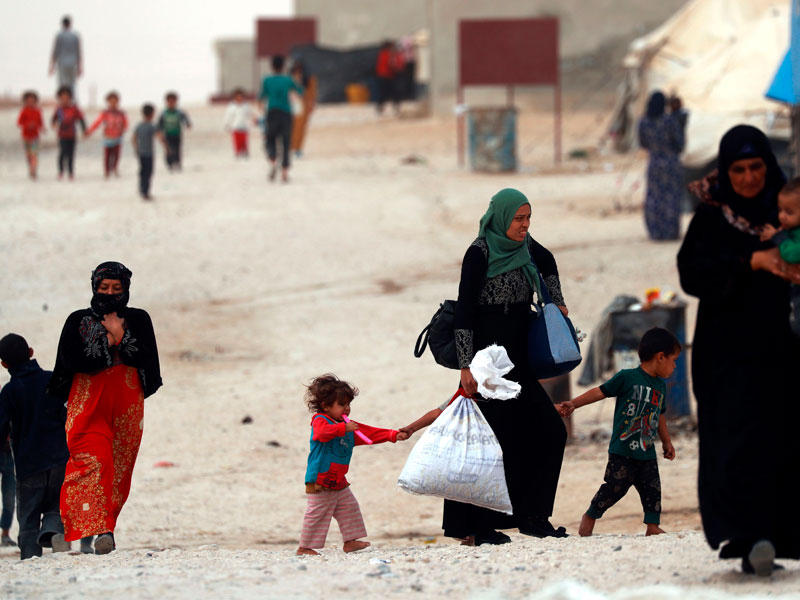 مهجرون سوريون من دير الزور والرقة في محيط مخيم عين عيسى حيث توجد قاعدة أميركية t(أ ف ب)