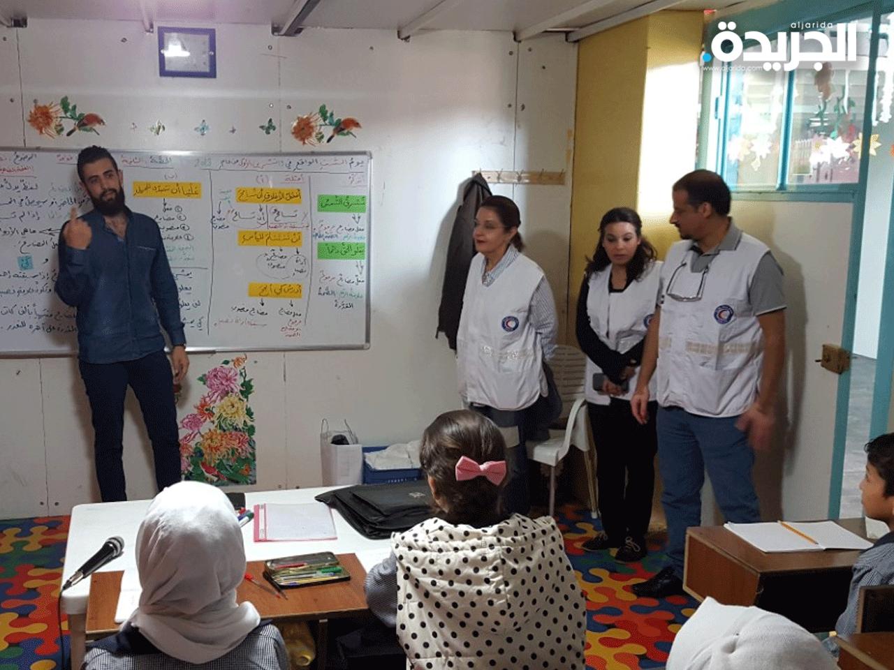  وفد جمعية الهلال الاحمر الكويتي في احد الصفوف مع الطلاب اللاجئين في البقاع شرق لبنان