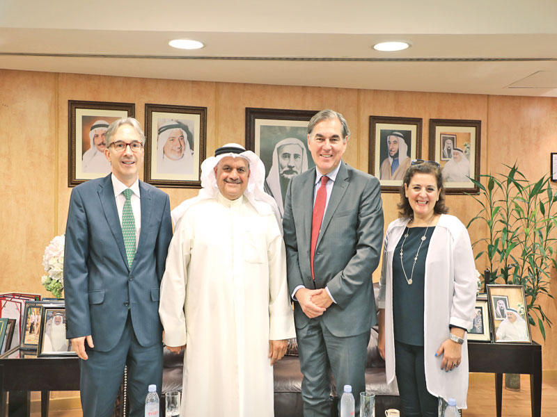 المطوع متوسطا السفير السويسري ومرافقيه