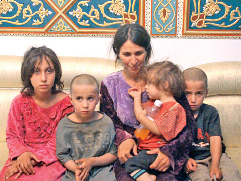 سيدة درزية وأبناؤها بعد إطلاق «داعش» سراحها في السويداء أمس      (سانا)