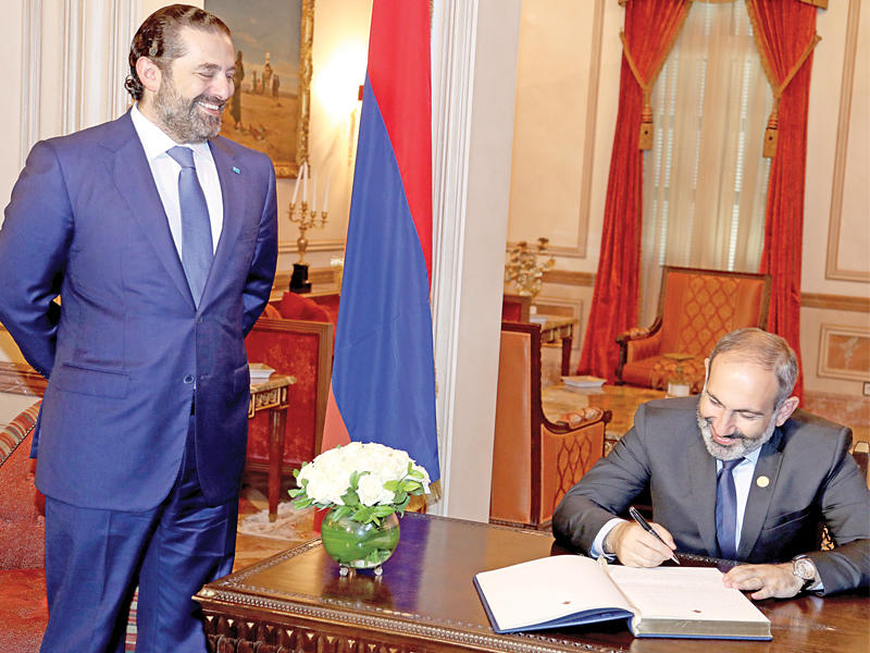 الحريري مستقبلا رئيس الحكومة الأرمني في بيروت أمس  (دالاتي ونهرا)