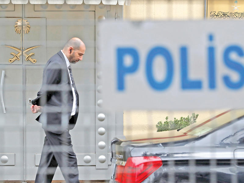 عنصر أمن أمام مدخل السفارة السعودية في إسطنبول أمسt(رويترز)