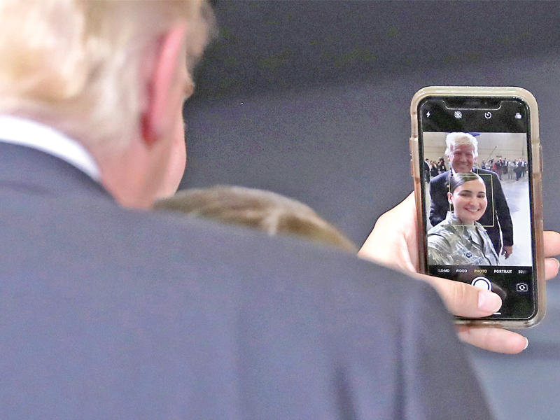 ترامب يأخذ سيلفي مع جندية في قاعدة لوك الجوية في اريزونا أمس الأول t(رويترز)