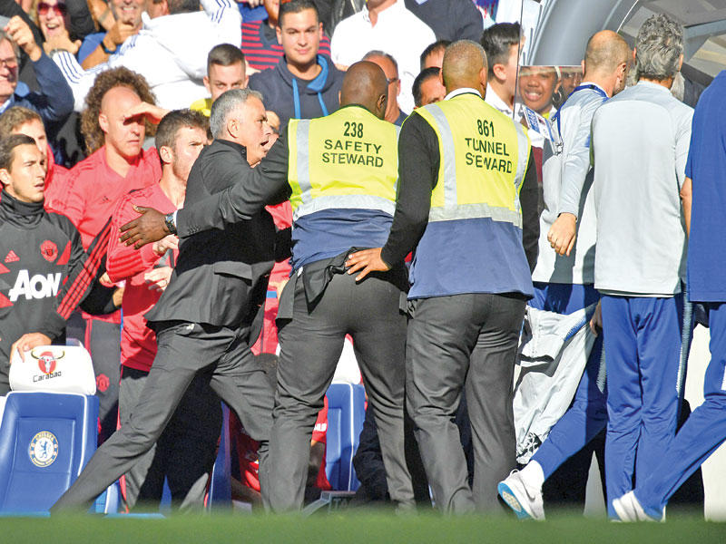 رجال الأمن يمنعون مورينيو من الوصول إلى مساعد ساري