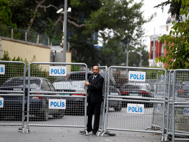 رجل أمن أمام القنصلية السعودية في إسطنبول أمس (رويترز)