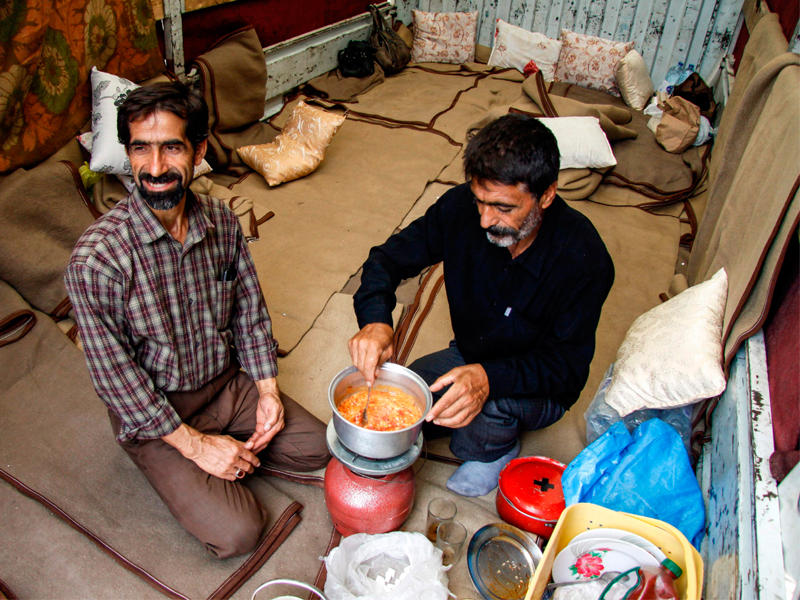 زائران إيرانيان في طريقهما إلى كربلاء لإحياء ذكرى أربعين الإمام الحسين، يقيمان في شاحنة بالنجف لعدم قدرتهما على تحمل تكاليف فندق. ويشارك أكثر من مليون إيراني في هذه المناسبة (أ ف ب)  