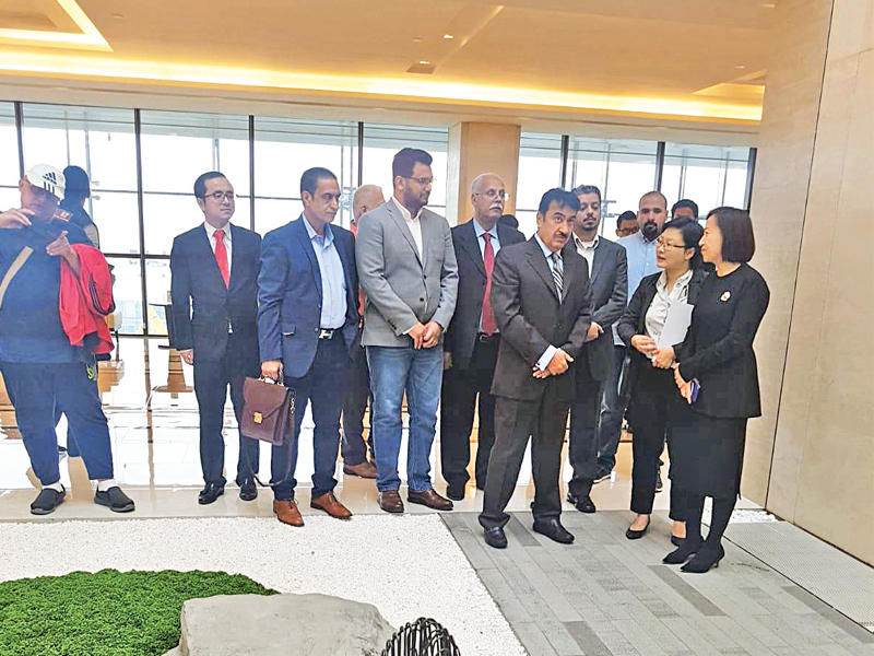 المسؤولة الصينية والوفد الكويتي الإعلامي 