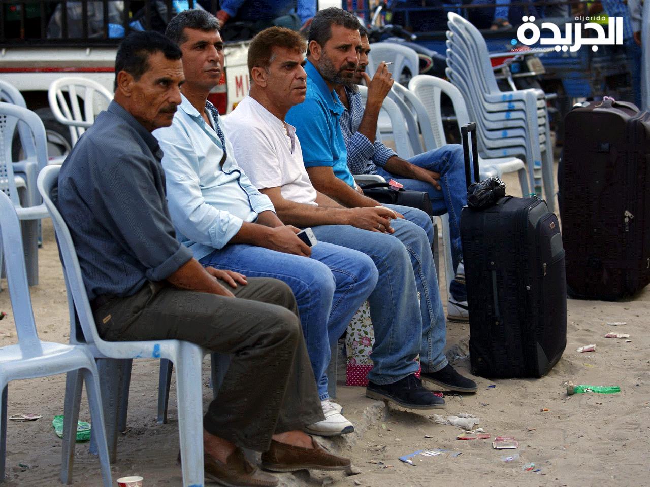 مجموعة من الغزاويين ينتظرون فتح المعابر لفك الحصار