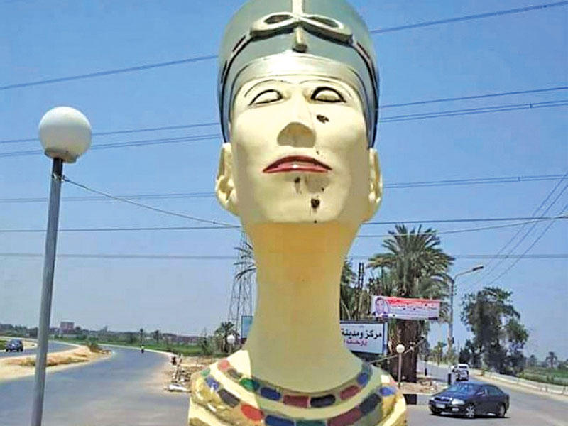 تمثال نفرتيتي المشوه قبل إزالتهn