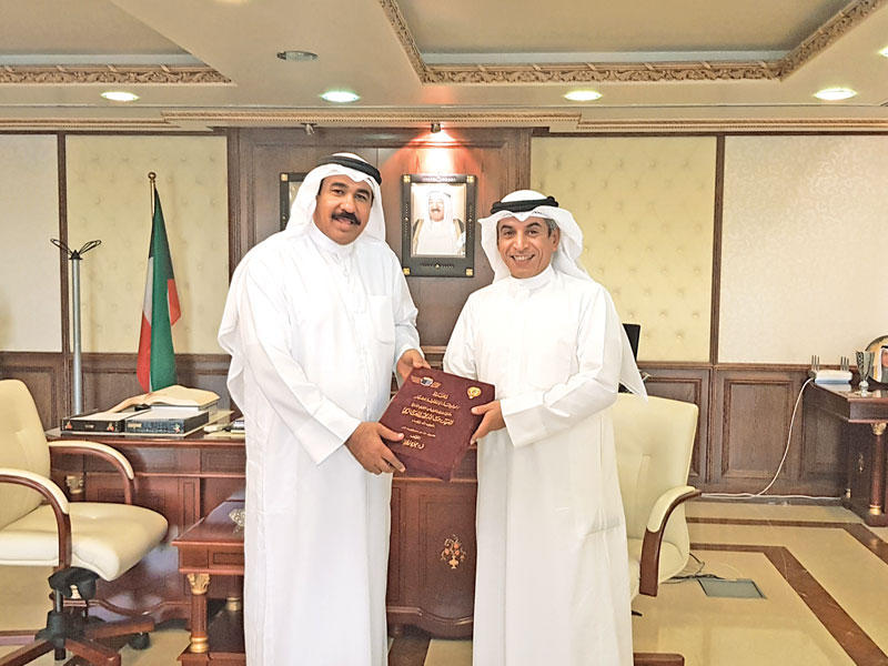 العازمي يتسلم من الخياط نسخة من الموسوعة