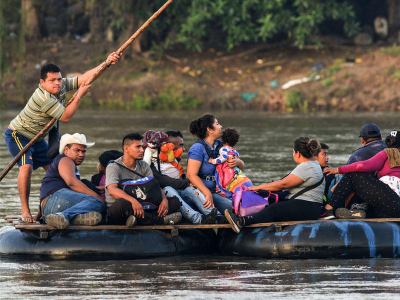 مهاجرون هندوراسيون يشاركون في قافلة متجهة إلى الولايات المتحدة