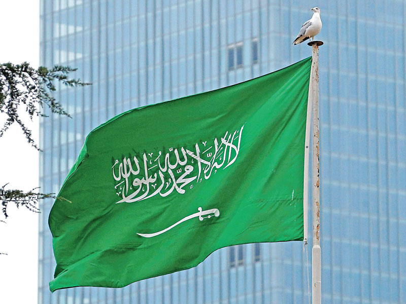 العلم السعودي فوق مقر قنصلية المملكة في اسطنبول أمسt (رويترز)
