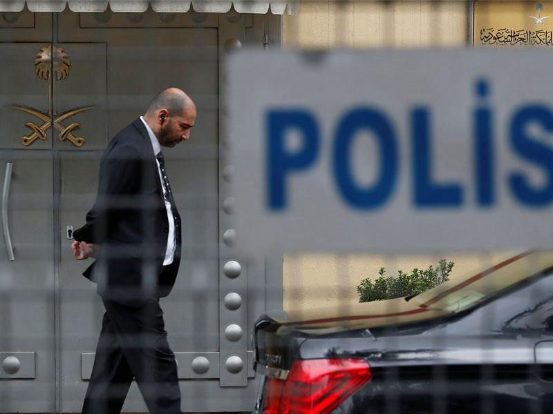 أحد أفراد الأمن يقف عند مدخل القنصلية السعودية في اسطنبول