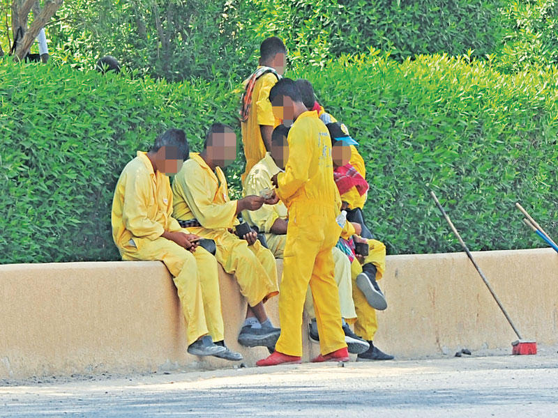 عمال نظافة يتقاسمون حصيلة التسول (تصوير عبدالله الخلف وميلاد غالي)