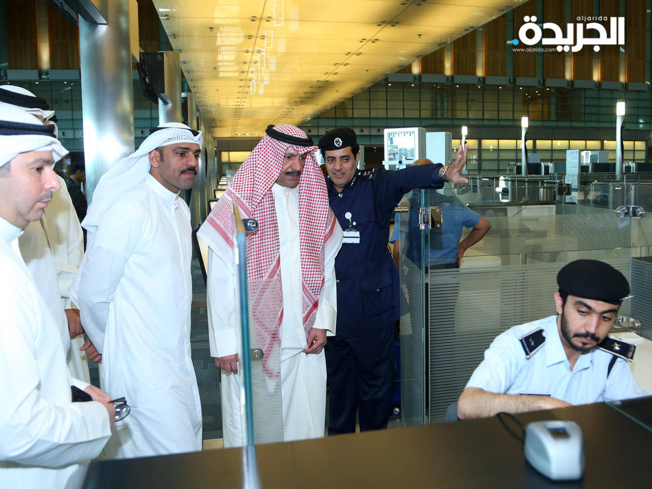 وفد أمني كويتي برئاسة المدير العام للادارة العامة لامن المطار اللواء وليد الصالح خلال زيارة لمطار حمد الدولي
