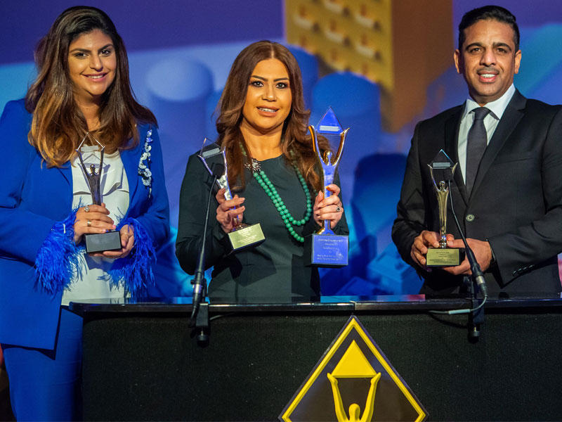 ممثلو Ooredoo يتسلمون الجائزة