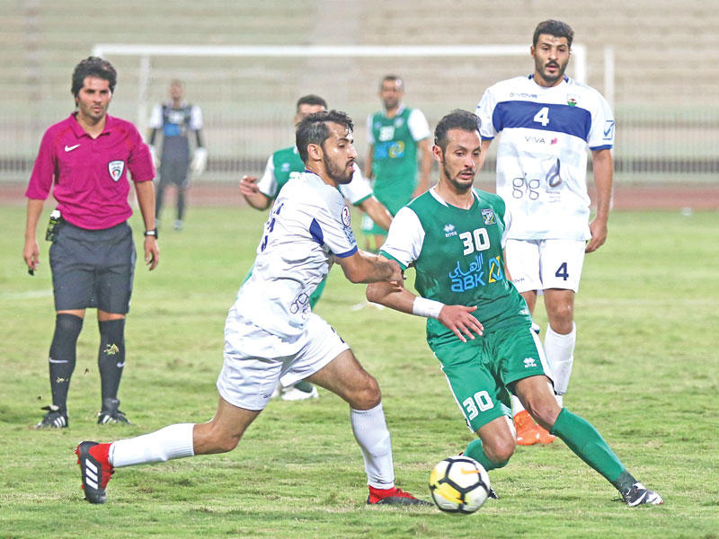 جانب من مباراة العربي والجهراء ويبدو الحكم سعد الفضلي في الخلف